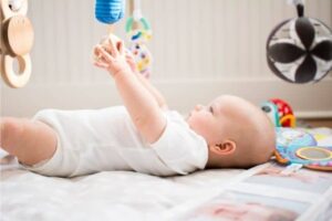 10 meilleurs tapis de jeu et gymnases de jeu pour le corps et l'esprit en pleine croissance de bébé