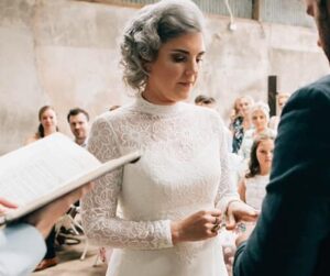 12 façons d'embrasser vos cheveux gris le jour de votre mariage