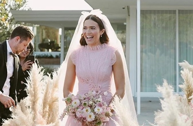 12 mariées célèbres qui ont épaté des robes de mariée colorées