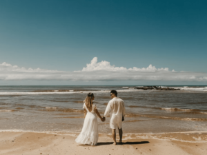 17 superbes robes de mariée de plage à porter pour une cérémonie au bord de l'eau