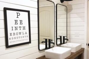 19 panneaux de salle de bain amusants pour illuminer vos toilettes
