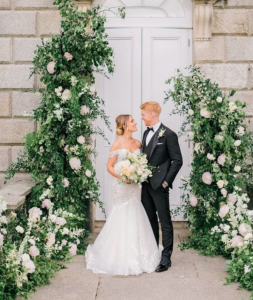 25 belles idées de porte d'église de mariage floral