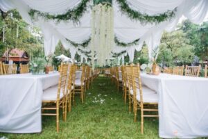 5 façons de décorer votre mariage avec des fleurs suspendues