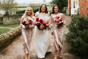 Abigail en Caroline Takvorian pour son mariage d'hiver romantique à Lyde Court |  J'aime ma robe®