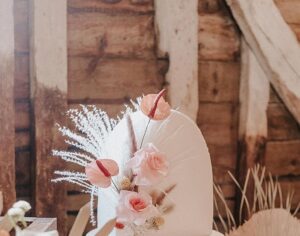 Alerte tendance : les meilleurs gâteaux de mariage en arche vers l'avant pour s'évanouir