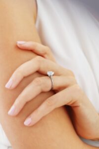 Bagues de fiançailles Moissanite abordables - BLOVED Blog
