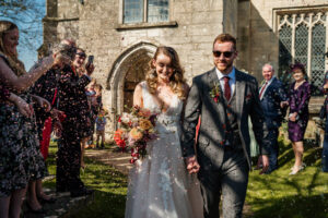 Becky dans Novia d'Art pour son mariage printanier ensoleillé et coloré dans les Cotswolds |  J'aime ma robe®