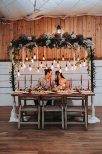 Belles idées de mariage audacieuses dans les tons bordeaux et la verdure