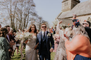 Bex en David Fielden pour son mariage à Dewsall Court plein de tons chauds et neutres |  J'aime ma robe®
