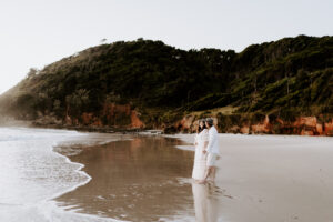 Broken Head Sunrise Elopement - Mariage à pois