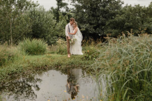 Camel Studio: Un éditorial de mariage de pays de Cornouailles, évoquant l'éditorial de mariage classique romantique qui évoque les classiques romantiques |  J'aime ma robe®