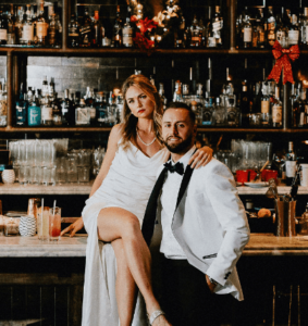 Ce mariage chic dans un bar prouve que les lieux de mariage non traditionnels sont les meilleurs