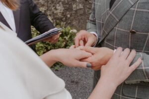 Célébrant Vs Solemniser Vs Officiant : quelle est la différence ?