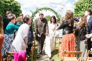 Cérémonie de mariage et vœux humanistes intimes au printemps
