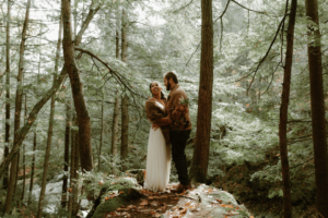Cérémonie d'engagement d'automne du Vermont micro-mariage près d'une cascade