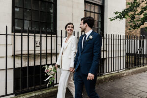 Charlott en costume Reiss pour son mariage citadin chic et intimiste |  J'aime ma robe®