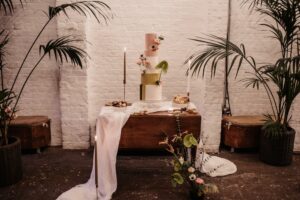 Chartreuse Chic Wedding Editorial, Avec Avant Garde Cake Studio