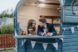 Cocktails, velours et fleurs épiques : Louise & Ruairi