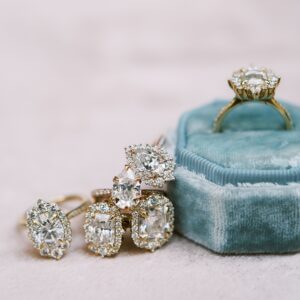 Comment choisir une bague de fiançailles qui résistera à l'épreuve du temps {avec Kristin Coffin} - Smashing the Glass