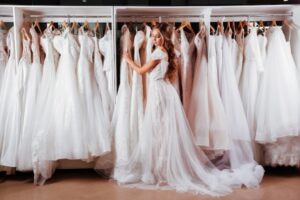 Comment économiser de l'argent lors d'un salon de la robe de mariée