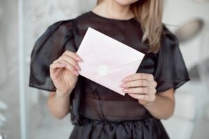 Comment économiser de l'argent sur les invitations de mariage