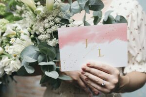 Comment rédiger une invitation de mariage réservée à la réception