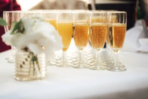 Conseils d'étiquette pour organiser une célébration de mariage après une fuite
