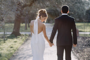 Cravate noire et robe de mariée dos nu glamour : scènes de mariage intimes au palais de Fulham |  J'aime ma robe®