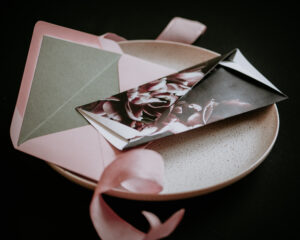 Création de "Fiore" - Une nouvelle version d'invitations de mariage en origami floral