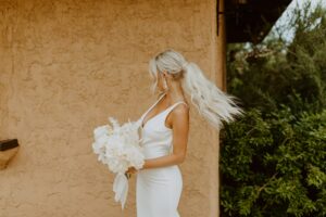 Des accessoires pour cheveux pour vous emmener de votre cérémonie à la réception