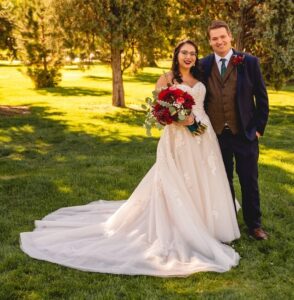 Des livres, de l'amour et beaucoup de bricolage à ce mariage queer |  Mariée décalée