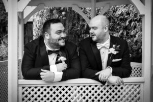 Deux mariés, un mariage en cravate noire et beaucoup d'amour