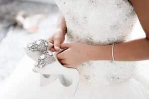Devez-vous porter des talons le jour de votre mariage - Guide 2022