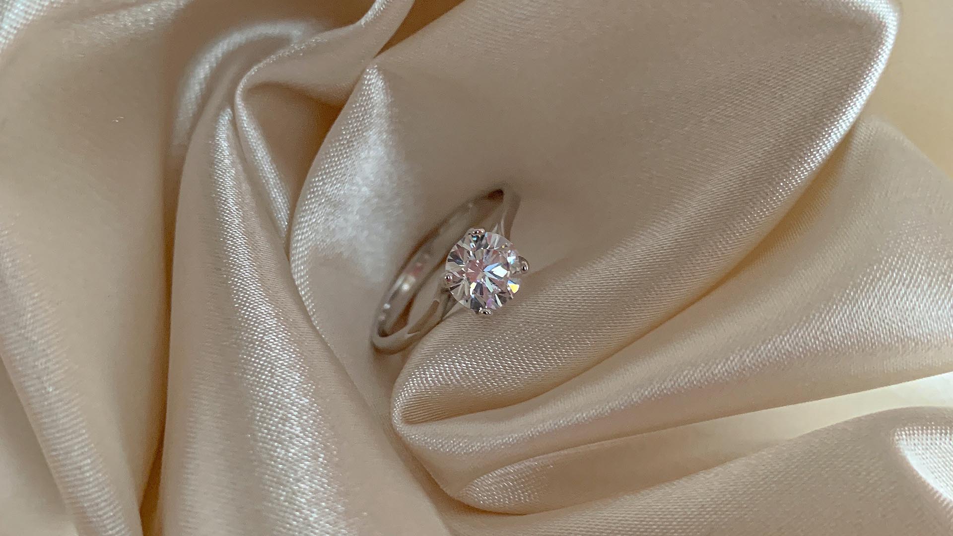 Économisez de l'argent sur votre bague de fiançailles : le guide de l'expert