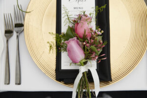Éléments dorés et style floral pour le jour de votre mariage !