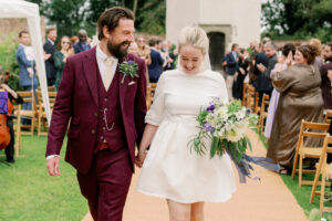 Emma dans une mini robe de mariée pour son mariage dans un jardin clos inspiré de la constellation à Homme House |  J'aime ma robe®
