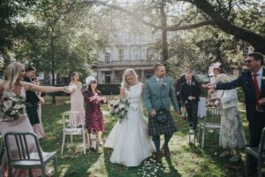 Ghillie Dhu Mariage à Édimbourg avec cérémonie en plein air
