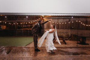 Grange de bricolage amusante et rustique à Milton Keynes Mariage