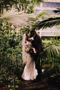 Greenhouse Wedding à Chicago prépare le terrain pour la romance
