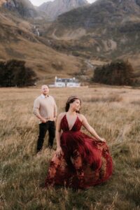 Guide de sélection des meilleures photos de fiançailles pour vos invitations de mariage