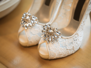Habillez vos chaussures de mariage avec des pinces à chaussures