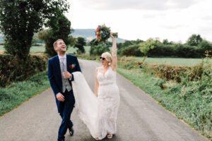 Happy Festoon Lit Bashall Barn Mariage et fleurs multicolores