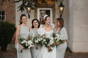 Harriet en manches bouffantes Sassi Holford pour son mariage au presbytère d'Aswarby |  J'aime ma robe®