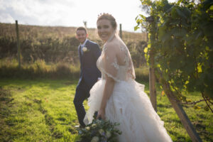 Hayley en Vera Wang pour son mariage d'automne céleste à Dryhill House dans les Cotswolds