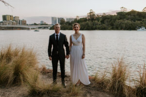 Heartfelt Sunset Brisbane Elopement - Mariage à pois