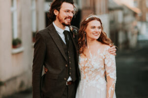 Holly en Anna Kara pour son mariage d'hiver au Dorset Museum |  J'aime ma robe®