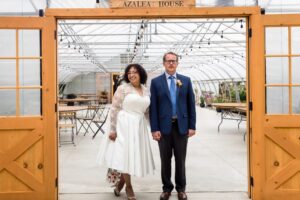 INSPIRATION DE MARIAGE DANS UN JARDIN INTIME AVEC UN FOND D'ARCHE DE CÉRÉMONIE DE MACRAMÉ