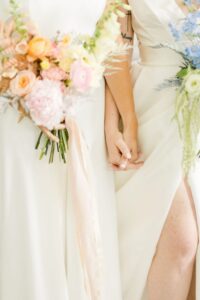 INSPIRATION DE MARIAGE LGBTQIA+ AVEC UNE SÉANCE DE FIERTÉ PASTEL ET UNE MARIÉE TRANSGENRE