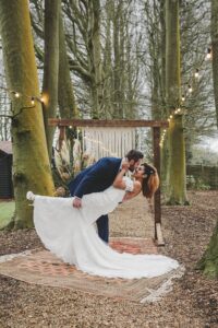 Idées de mariage confortables et festives dans une loge de Noël