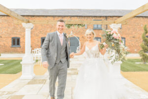 Idées de mariage de luxe et romantiques au pastel Burlton Manor